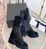 Nouvelles bottes graphiques noires à bord ouvert, tissu en cuir perlé avec accessoires en métal doré, œillets, fermeture éclair, avant-garde à la mode