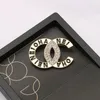 Broche de diseñador de marca de diseño para mujer, broches con letras de perlas y diamantes de imitación de cristal, Pin para traje, joyería de moda, decoración de ropa