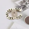 Broche de diseñador de marca de diseño para mujer, broches con letras de perlas y diamantes de imitación de cristal, Pin para traje, joyería de moda, decoración de ropa