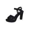 Sandaler Kvinnor skor 2023 Summer Catwalk 10cm Super High Heels Cross Waterproof Platform Tjock klack Öppen tå Suede Ladies Pumps