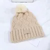 Manşet Beanie Şapkalar Tasarımcı Kadın Erkekler Seyahat Açık Sıcak Kış Şapkaları Katı Örgü Akrilik Lüks Şapka Pom Pom Günlük Kapak 7 Renk