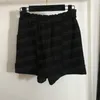 Mode kvinnor korta byxor med metall brev midja spänne elastisk midja casual shorts flicka lady casual byxkläder