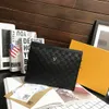 Designer väskor mens långa plånböcker klassisk design brun bokstäver man koppling väskor med korthållare lyx varumärke kvinnor män tvättväskor lager lagring plånbok pursar