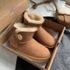 디자이너 Ugge Boots 눈 Uggsly Boots 호주 여성 UG 부츠 Bailey Bailey Chestnut Winter Buckle Buckle Buckle Snow Knee Short Lady Sheepskin 및 양모 통합 헤어 슬리퍼