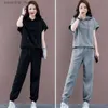 Tute da donna 2023 Estate Nuova parte superiore irregolare a maniche corte + pantaloni casual Tuta da donna in due pezzi Set coreano elegante abbigliamento sportivo L230925