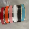 Bracciale da donna con lettera regalo placcato in oro 18 carati da uomo con smalto colorato designer di gioielli con lettera di tendenza Bracciale con fibbia per amore Bracciali in acciaio al titanio Velluto originale Ba C73Q