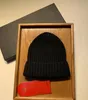 Märke dupe stickad hatt ins populära vinter hattar klassiska brev gåstryck stickade mössor xx09280