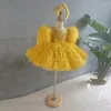 Vestidos de niña Precioso vestido de flores esponjosas amarillas con lentejuelas vestido de fiesta de cumpleaños con piel hasta la rodilla de Navidad