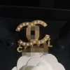 Joyería de diseño Pequeño broche de brisa fragante Letra Perla Borla Agua Diamante Edición alta Moda clásica