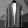 Pulls pour hommes Marque haut de gamme Cardigan tricoté Printemps et automne Mode coréenne Quatre barres Col V Casual Châle Couleur Solide Pull Manteau
