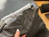 Bolsa de grife bolsa crossbody bolsa de ombro com corrente de letras pretas Bolsa de nuvem glutinosa macia.