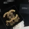 Bijoux de créateurs Petite broche brise parfumée Lettre Perle Gland Eau Diamant Haute Édition Mode Classique