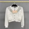 Kvinnors tröjor Designer 23 Knits Cardigan Designer Tops med brevknappar Roteston Runway Brand Crew Neck Crop Top Shirt High End Elasticity Outwear