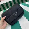 Bolsa clássica triangular acolchoada com aba de qualidade com 60% de desconto na loja online