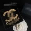 Bijoux de créateurs Petite broche brise parfumée Lettre Perle Gland Eau Diamant Haute Édition Mode Classique
