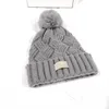 Mode stickad mössa för kvinnodesigner flänsande fasta färg beanies varma vinter pom pom chunky garn hatt