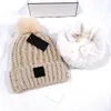 Kadın tasarımcı için moda örgü bere, kalın kabarık beanies sıcak kış pom pom tıknaz iplik şapka