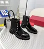 23s Bota Designer de Luxo Mulher Salto Curto Martens Booty Ankle Boot Botas de Couro Preto Studded Designer 20mm Salto Baixo Rodada Toe Plataforma de Sola de Borracha com Caixa 35-43