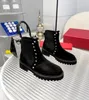 23s Bota Designer de Luxo Mulher Salto Curto Martens Booty Ankle Boot Botas de Couro Preto Studded Designer 20mm Salto Baixo Rodada Toe Plataforma de Sola de Borracha com Caixa 35-43