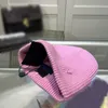 Tasarımcı Yün Beanie Önde Örgü Kapak Bonnet Şapka Erkek Kadınlar Moda Mektubu Broş Pembe Kırmızı Kırmızı Kaşmir Bonnet Kapalar Siyah Tasarım Aksesuarları Erkekler