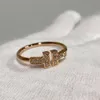 Seiko Gue Ailing's To sam podwójny pełny diament 18K Rose Gold 3 Diamond T Family Minority Design Pink Pierścień