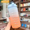 Vattenflaskor 2 liter flaskmotiverande dricksport med tidsmarkör klistermärken bärbara återanvändbara koppar