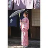 民族服日本の着物はオビ柄の花の衣装ドレスを着た伝統的なガウン