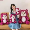 Pluszowe lalki nadziewane kostium Lina Bear Pink Plusze Biały niedźwiedź w truskawkowym niedźwiedzie Plusze zabawki miękka puszysta zwierzęta zabawka dla dziewcząt 230925