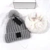 Kadın tasarımcı için moda örgü bere, kalın kabarık beanies sıcak kış pom pom tıknaz iplik şapka