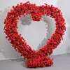 Högkvalitativ bröllopsbakgrund Dekoration Hjärtformad bågstativ med konstgjord blomma för fönsterbispistent för festfönster
