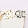 Broche de diseñador de marca de diseño para mujer, broches con letras de perlas y diamantes de imitación de cristal, Pin para traje, joyería de moda, decoración de ropa