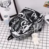 Novo Junior High School Student School Bag Personalizado Carta Graffiti Mochila Grande Capacidade Casal Mochila Viagem Carregando Bolsa Maré 230815