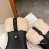 Diseñador -Botas Beeled Fur High Tacones para mujer Botas de lluvia altas hasta la rodilla Suelas de goma impermeables Zapatos de plataforma Zapatos de lluvia al aire libre Zapatos de fábrica de diseñador de lujo