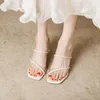 Scarpe eleganti 2023 Primavera ed estate Tacchi alti quadrati trasparenti spessi con una linea open toe indossare sandali design