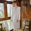 Kvinnors sömnkläder vintage Löst tryck Bomull Nattklänning Autumn Sexig V Neck Nightdress Princess Nightwear White Bow Lace Long Night Dress