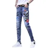 Herrtröjor tröjor mode tryckt jeans koreanska märke broderi märke mönster ungdom rippade små fötter tonåringar cowboy blyertsbyxor 230925
