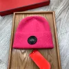 Designer Beanie Luxury Hat Winter Knit Bonnet Män och kvinnor varm mössa Mångsidig trä temperatur kall mössa skidkapslar Europa tidvatten Multifärg mycket bra