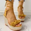 Модельные туфли, женская обувь, босоножки на танкетке с ремешком на щиколотке, модные сандалии на высоком каблуке из флока на платформе с открытым носком