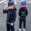 Kledingsets Kinderen Set Dubbelzijdig Fluwelen Mode Letter Capuchon 2 STUKS Hoodies Jas Broeken Kinderen Jongens Trainingspak voor Herfst Winter 230926