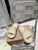 Luxe ontwerper ontwerpt het nieuwste paarlogo van het merk Letterslippers Strandschoenen Bovenste logo in reliëf, schoenbed Mesh uitgehold