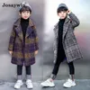 Casaco de inverno para meninos veludo grosso jaqueta de lã xadrez crianças outerwear inglaterra adolescente roupas de estudante 230926
