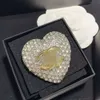 Klassieke mode Kleine geurige Wind Liefde Volledige diamanten broche Vrouwelijke High Edition Pins Luxe sieraden