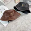 Autumn Pu Leather Bucket Hats For Women Designer Fisherman Sunbonnet Mens Baseball Cap Black Brown Triumph Buckle Gold Montered Fedora