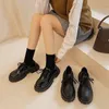 Модельные туфли 2023, весенняя корейская версия на толстой подошве, с круглым носком, маленькая кожаная обувь для женщин с завязками и юбкой в британском стиле