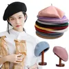 Baretten Winter Warm faux Wol Baret Vrouwen Meisjes Franse Kunstenaar Beanie Hat Cap rood zwart paars beige oranje Kawaii Flat Top caps warmers 230926