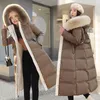 Abrigos de trinchera para mujer Invierno Moda coreana Chaqueta acolchada con capucha con capucha Cuello de piel grande suelto Abrigo grueso largo