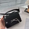 Diseñador para mujer Mini 16 cm Bolsa de maquillaje Caja Sacoche Clamshell Hardware plateado plisado Hebilla metálica Bolso de lujo Correa ancha para el hombro Bolsas cruzadas Caja de almacenamiento