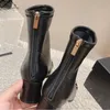 Neue Stile Herbst- und Wintermarke Designerin Frauen echte Leder-Knöchelstiefel Ketten Dicke Absätze kurze Stiefel Aprikose Top hochwertige Schuhe Frau Größe 35-41 Heel 5cm