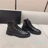 Créateur - Bottines de motard de luxe à semelles épaisses, lignes de jambe allongées avec lettrage en cuir de vache