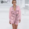 Damesgebreide T-shirts Lente Runway Design Roze gebreid lang vest Damestrui V-hals 5 Letterknoppen Zakken Contrast Robe Belt Jacket 230925